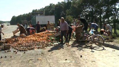 fruta y verdura en la ruta tras vuelco de zorra de un camion