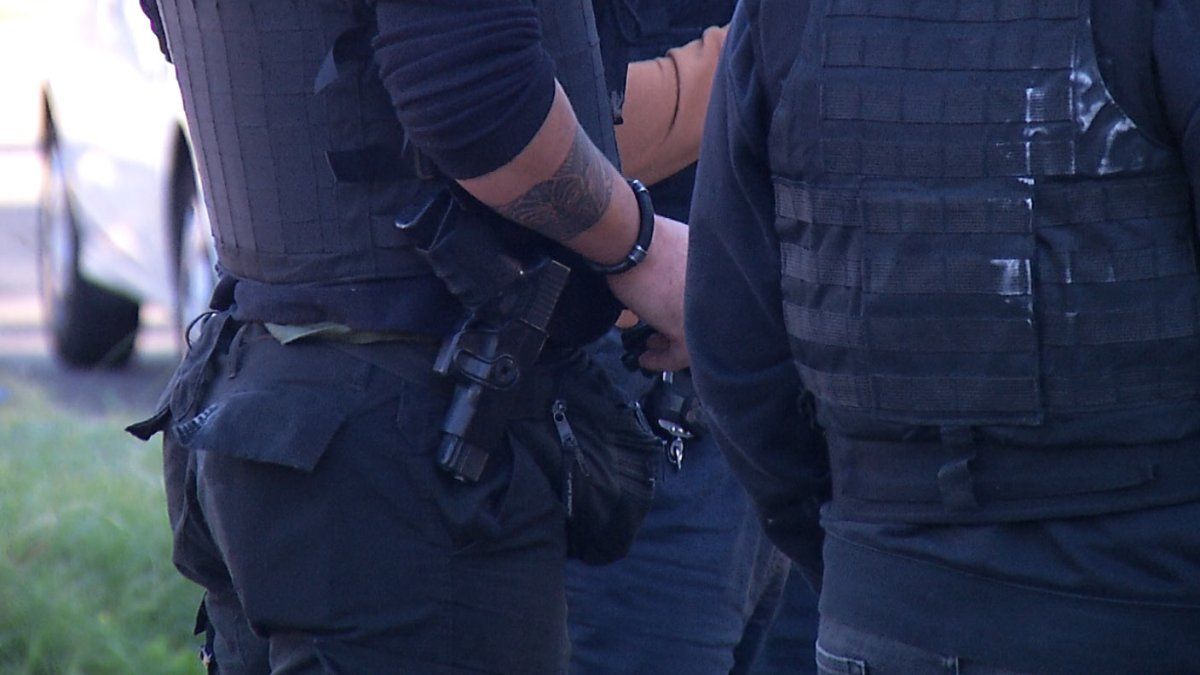 Un policía fue baleado cuando se enfrentó con delincuentes que rapiñaban una casa en Jardines del Hipódromo