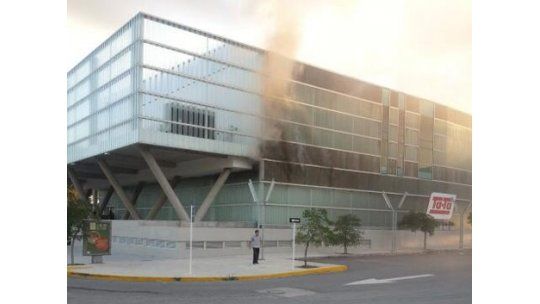 Incendio en el depósito de Ta-Ta en el Costa Urbana Shopping