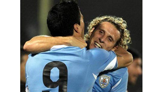 Paraguay lo empató en la hora; Forlán ya es histórico