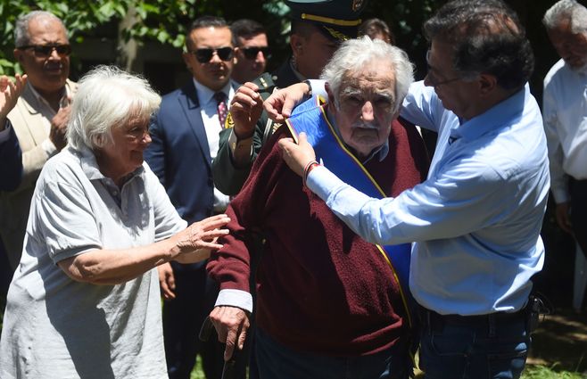 El presidente de Colombia Gustavo Petro coloca la Cruz de Boyacá a José Mujica. Foto: FocoUy