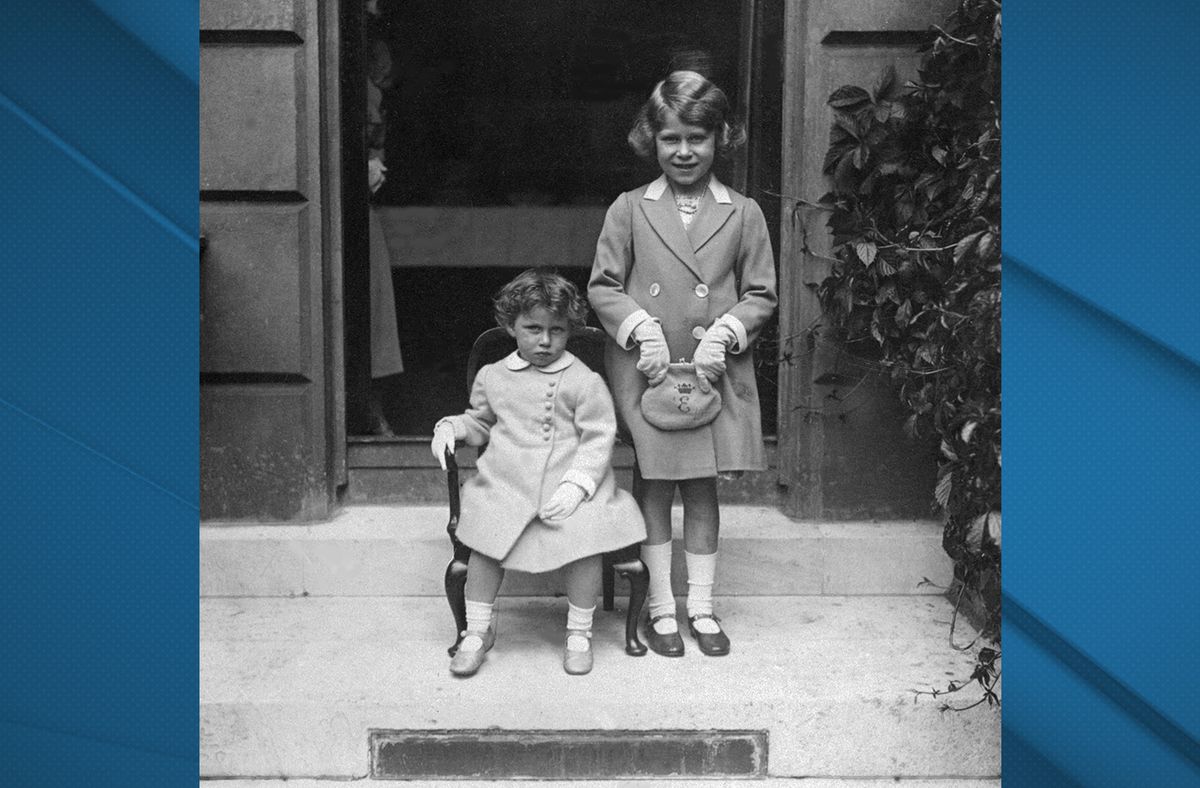 En esta imagen, con fecha en 1933, muestra a la reina Isabel II niña, junto a su hermana Margarita (I).&nbsp;Foto: AFP
