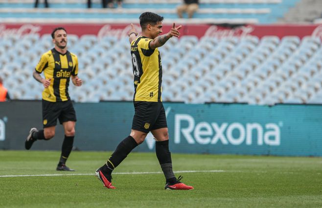 matias arezo festeja gol peñarol river plate foco uy.jpeg