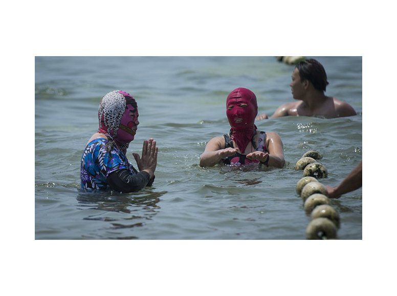 El 'facekini' o una máscara de baño para evitar el moreno: la moda que se  ha hecho viral en Asia