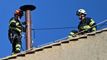 ¿Humo negro o humo blanco? La famosa chimenea del Vaticano fue instalada este viernes. Foto: AFP