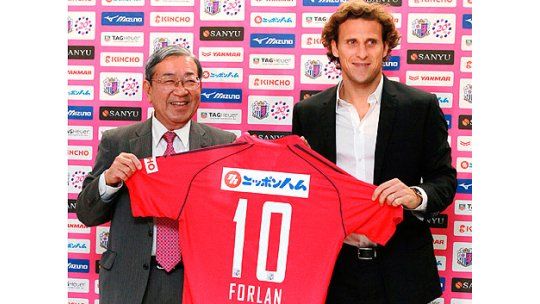 Forlán fue presentado en el Cerezo de Osaka y habló en japonés