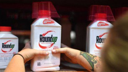 Un empleado coloca un envase de Roundup en el estante de una tienda en San Rafael, California