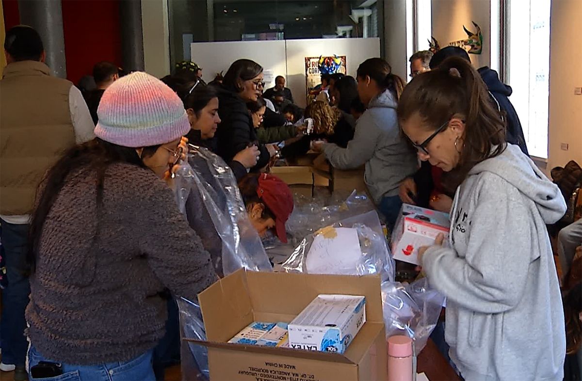 Gran movimiento de voluntarios en Embajada de Venezuela para recepcionar medicamentos y artículos para atención sanitaria