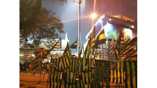Hinchas de Peñarol apedrearon ómnibus de Godoy Cruz