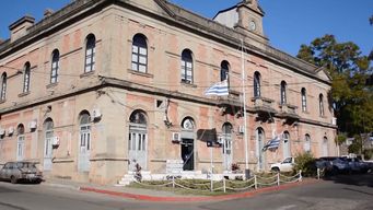 imputaron al funcionario aduanero de salto e incautan dinero y municiones en allanamientos