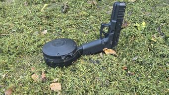 Pistola con cargador modificado, incautada en San José. Foto: Ministerio del Interior.