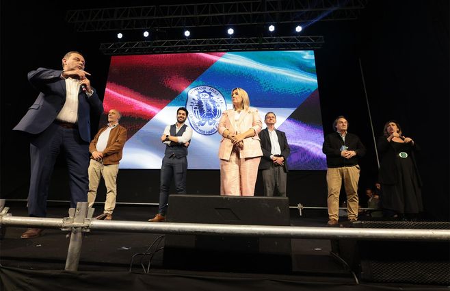 Delgado junto a los demás integrantes de la coalición. Foto: Foco UY