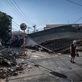 Foto: AFP. Destrozos tras sismo en Japón. Foto: AFP. Destrozos tras sismo en Japón.
