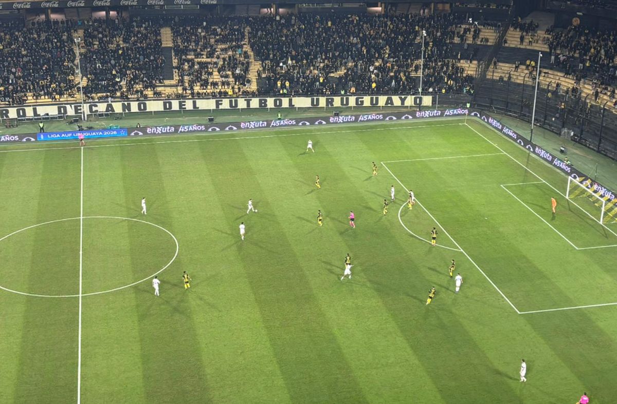 Peñarol y Defensor Sporting empatan 0-0 en el Campeón del Siglo por la penúltima fecha del Torneo Apertura