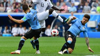 Torreira y Nández rodean a Kanté en el Mundial de Rusia 2018