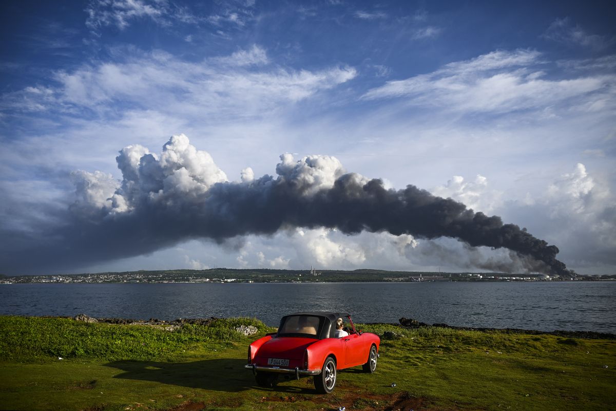 Aviones con productos, bomberos y especialistas de México y Venezuela llegaron a Cuba para ayudar a apagar este domingo 7 de agosto de 2022 el incendio de dos tanques de petróleo. Foto: AFP.