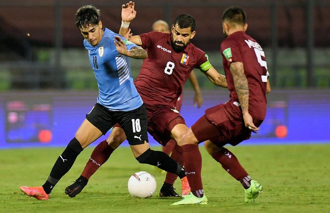 Facundo Torres rodeado de jugadores venezolanos en el partido jugada en Caracas el martes 8 de junio por Eliminatorias