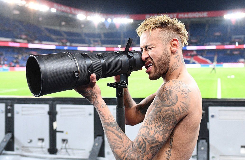 El brasileño Neymar intenta tomar una foto de su equipo, el Paris Saint German, en medio de los festejos por ganar la L1 francesa.