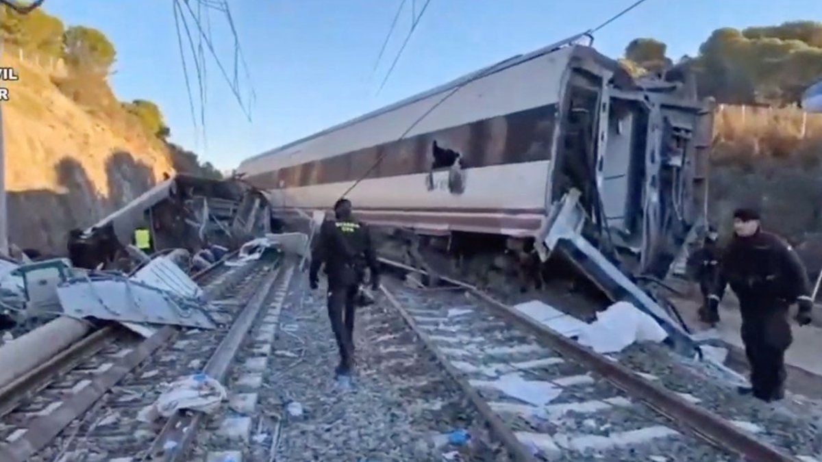 Al menos 39 muertos por la colisión de dos trenes en España, un ...