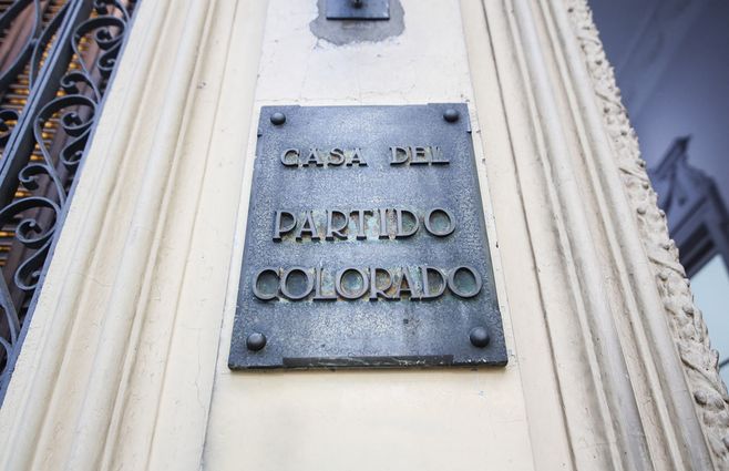 casa-del-partido-colorado-placa-entrada-foco-uy.jpg