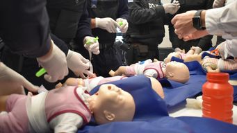 400 policias de montevideo reciben capacitacion para atender partos