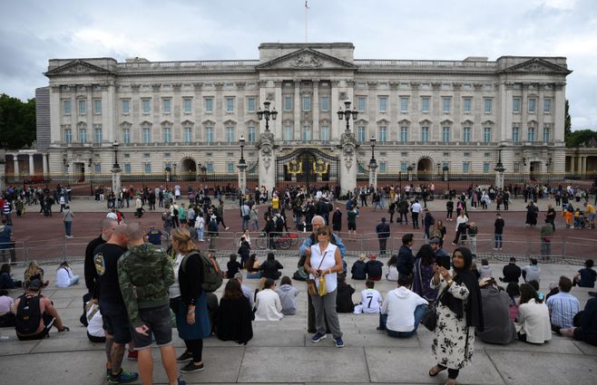 El palacio de Buckingham este jueves, tras los anuncios sobre la salud de la reina Isabel II. Foto: AFP.