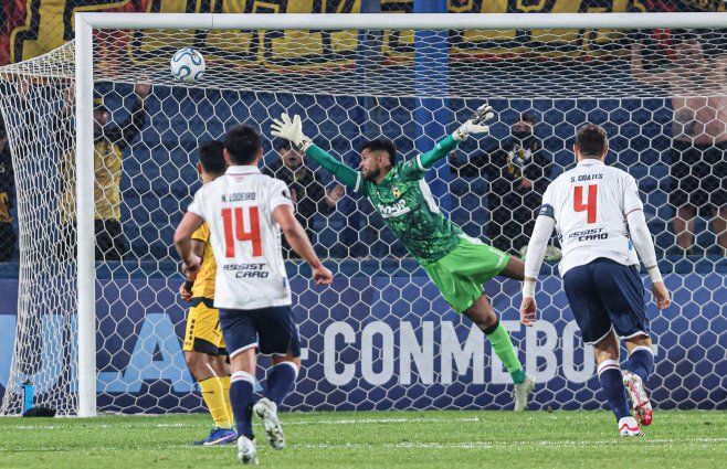 Foto: FocoUy. Maxi Gómez anotó de tiro libre en el Gran Parque Central.