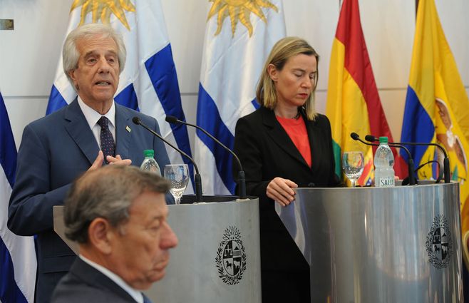 Foto: Vázquez junto a la representante de la Unión Europea Federica Moguerini y el canciller Nin Novoa en la reunión realizada en Montevideo por la crisis en Venezuela.