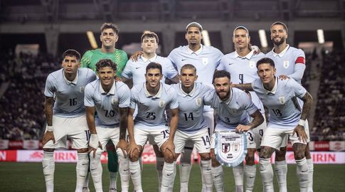La Selección Uruguaya de Diego Forlán en su debut ante Japón. Foto: Selección Uruguaya en X (oficial).