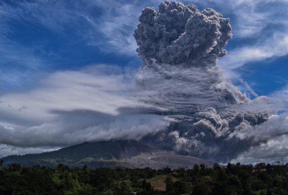 El monte Sinabung arroja cenizas espesas y humo al cielo en Karo, en el norte de Sumatra