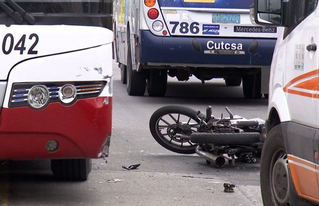 Accidente en avenida José Belloni involucró dos ómnibus y una moto.