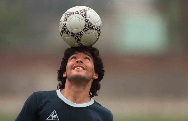 MARADONA-PELOTA.jpg