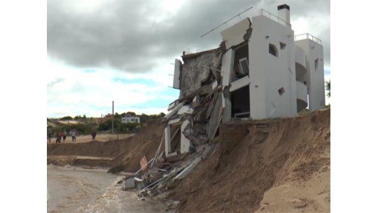 Una casa fue arrasada por las lluvias en Punta del Diablo