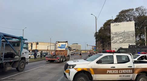 Movilización de camioneros llegó a Montevideo; el acceso a la ciudad por la rambla está obstruido y con desvíos