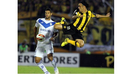 A puertas cerradas, Vélez y Peñarol se enfrentan hoy a las 19.15