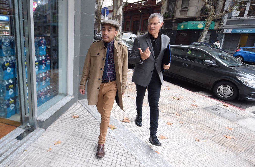 Foto: FocoUy. Sebastián Mauvezín y Juan Carlos Fernández Lecchini, su abogado.