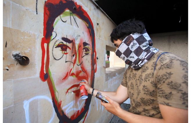 Un artista bogotano pinta un retrato de Javier Ord&oacute;&ntilde;ez. Su rostro es el emblema contra el abuso policial. Su muerte provoc&oacute; una ola de indignaci&oacute;n en el pa&iacute;s