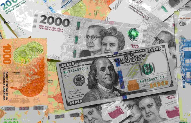 Foto: AFP. Dólar y peso argentino.