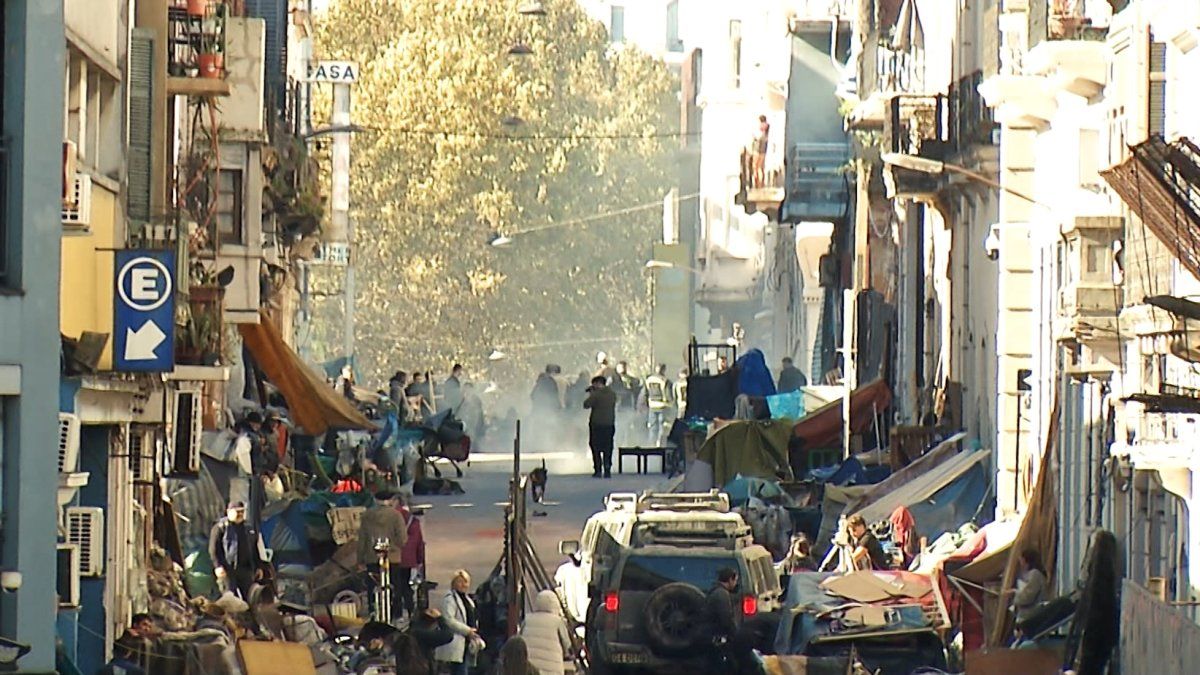 Están rodando serie internacional en calle Piedras de Ciudad Vieja hasta este martes; los vecinos dan su mirada