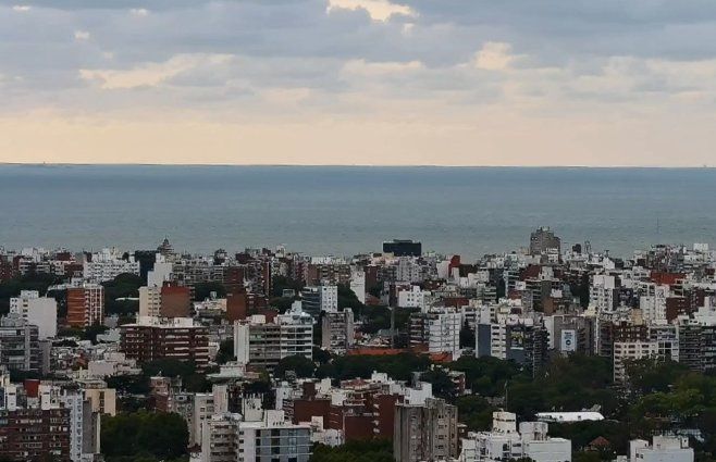 Foto: canal 10. Imagen aérea hacia la rambla de Montevideo, a la altura de Palermo.&nbsp;