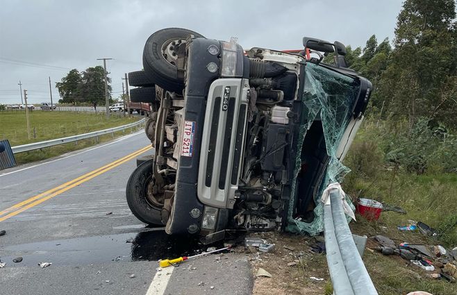 camion-volcado-sarandi-del-yi-policia-caminera.jpg
