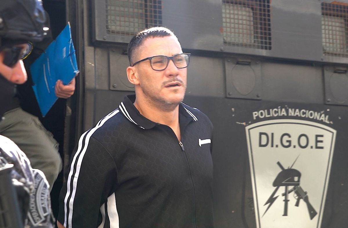 Foto: Ministerio del Interior. Traslado de Fernández Albín desde Buenos Aires a Montevideo. Foto: Ministerio del Interior. Traslado de Fernández Albín desde Buenos Aires a Montevideo.