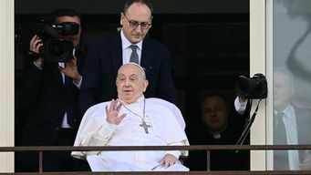 el papa francisco da las gracias en su primera aparicion en publico desde su hospitalizacion