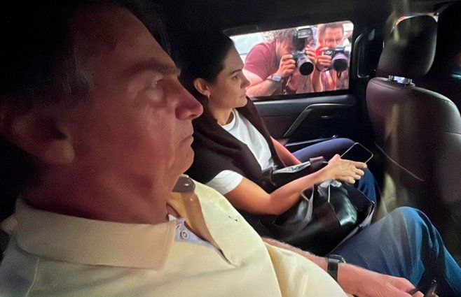 Foto: AFP. Jair Bolsonaro acompañado de su esposa Michele sale del Hospital DF Star en Brasilia.