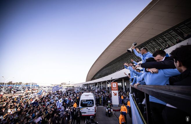 La selección uruguaya sub 20 llegó y comenzó la caravana hacia el estadio Centenario. Foto: AUF oficial en Twitter.