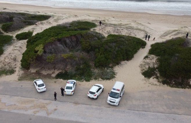 Foto: Subrayado. Operativo de búsqueda en playa brava, en la mañana de este miércoles.