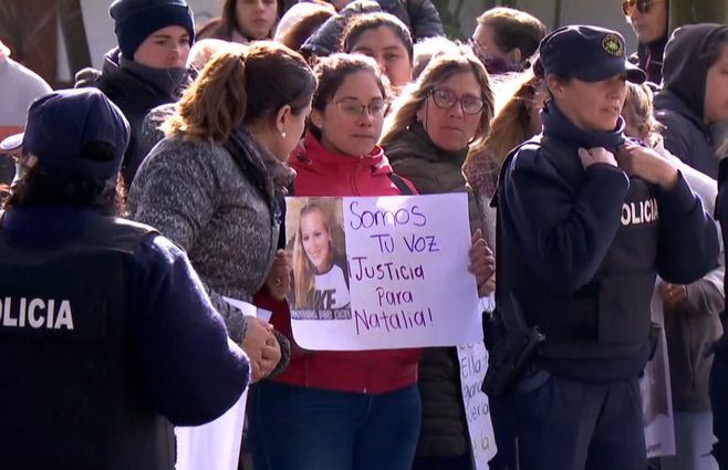 Foto: Subrayado. Amigos y familiares piden justicia, frente al edificio de Fiscalía este lunes.