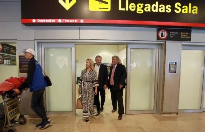 Embajador Bustillo recibe a Alberto Fernández y a su pareja en el aeropuerto de Barajas 