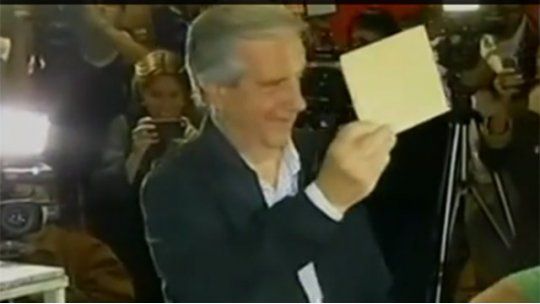 Vázquez vota en el balotaje 2014