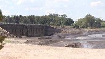 productores y vecinos expresan impotencia por la falta de agua en la represa de canelon grande